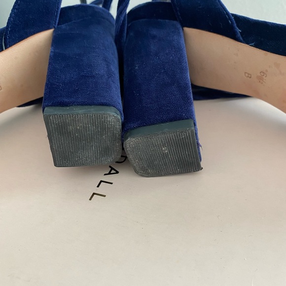 Loeffler Randall Elayna - Picture 5 of 6